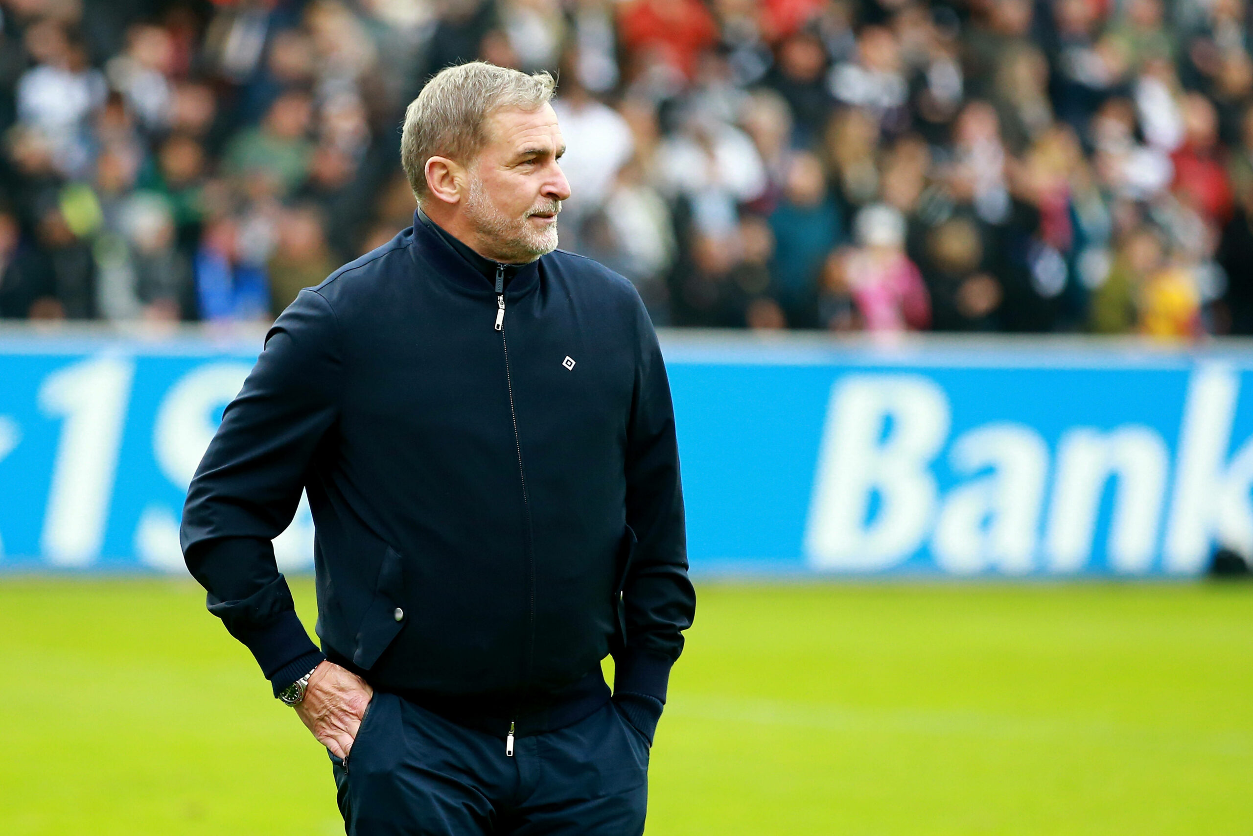 HSV-Boss Stefan Kuntz guckt in Elversberg über den Platz