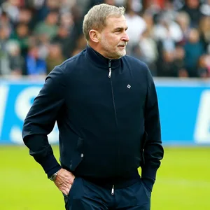 HSV-Boss Stefan Kuntz guckt in Elversberg über den Platz