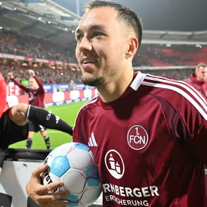 Julian Justvan hat einen Ball in der Hand