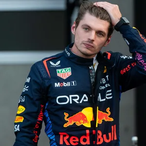 Max Verstappen in Red-Bull-Anzug fährt sich durch die Haare