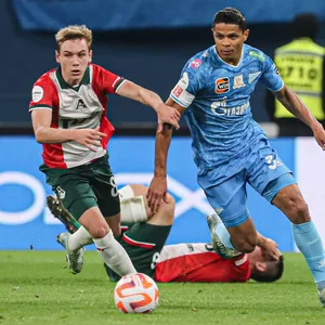 Douglas Santos (r.) absolvierte von 2016 bis 2019 insgesamt 88 Pflichtspiele für den HSV, wechselte dann zu Zenit St. Petersburg.