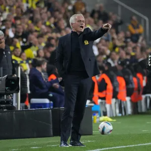 Jose Mourinho zeigt mit seinem Finger auf eine Situation auf dem Spielfeld