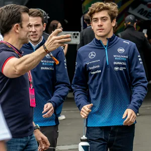 Franco Colapinto wird von einem Mann zu einem Selfie aufgefordert