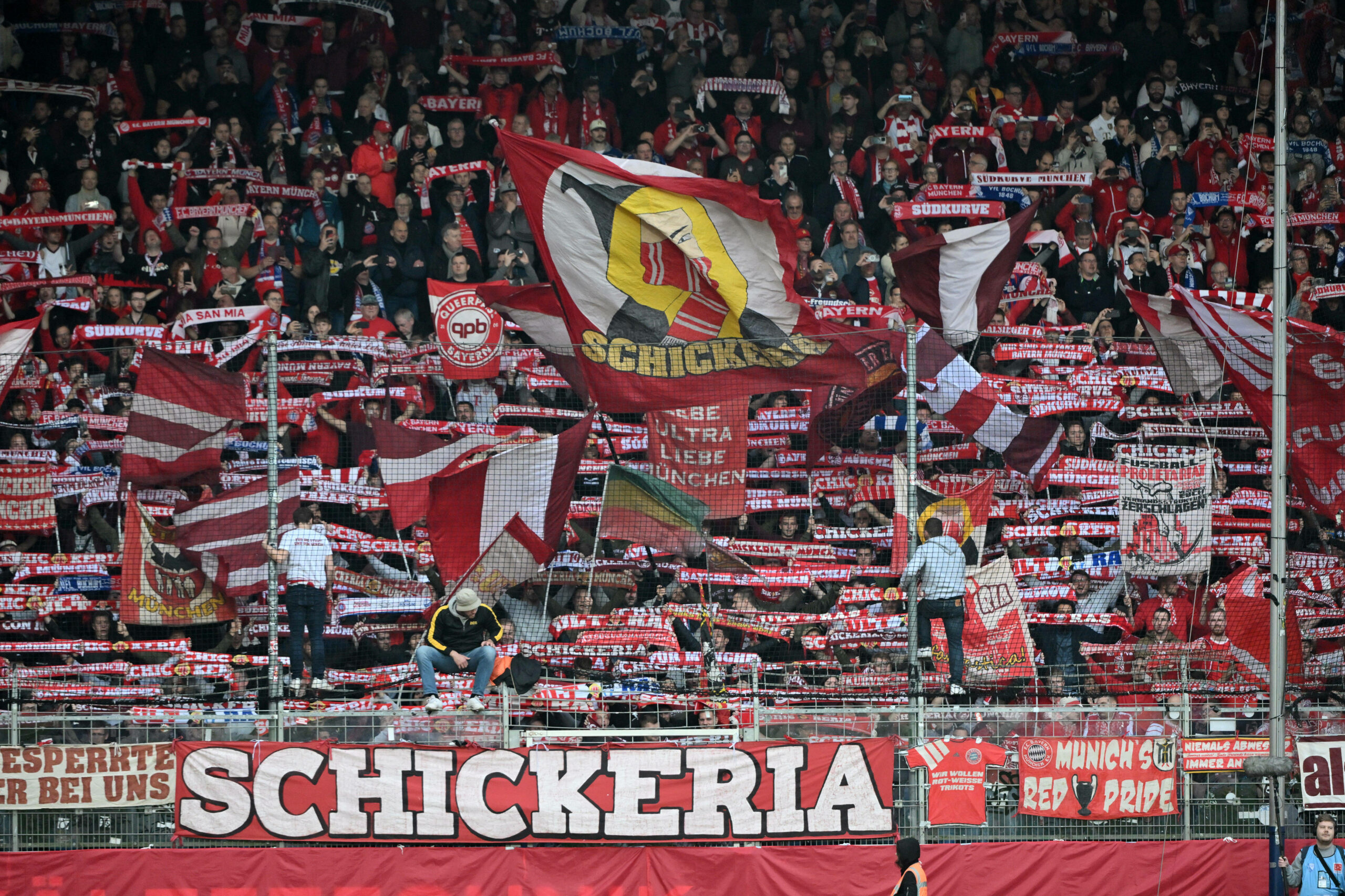 Tribüne mit Fans des FC Bayern München mit Schals und Fahnen