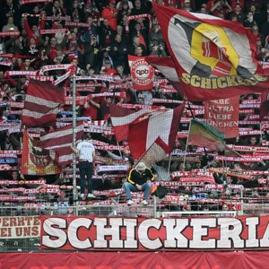 Tribüne mit Fans des FC Bayern München mit Schals und Fahnen