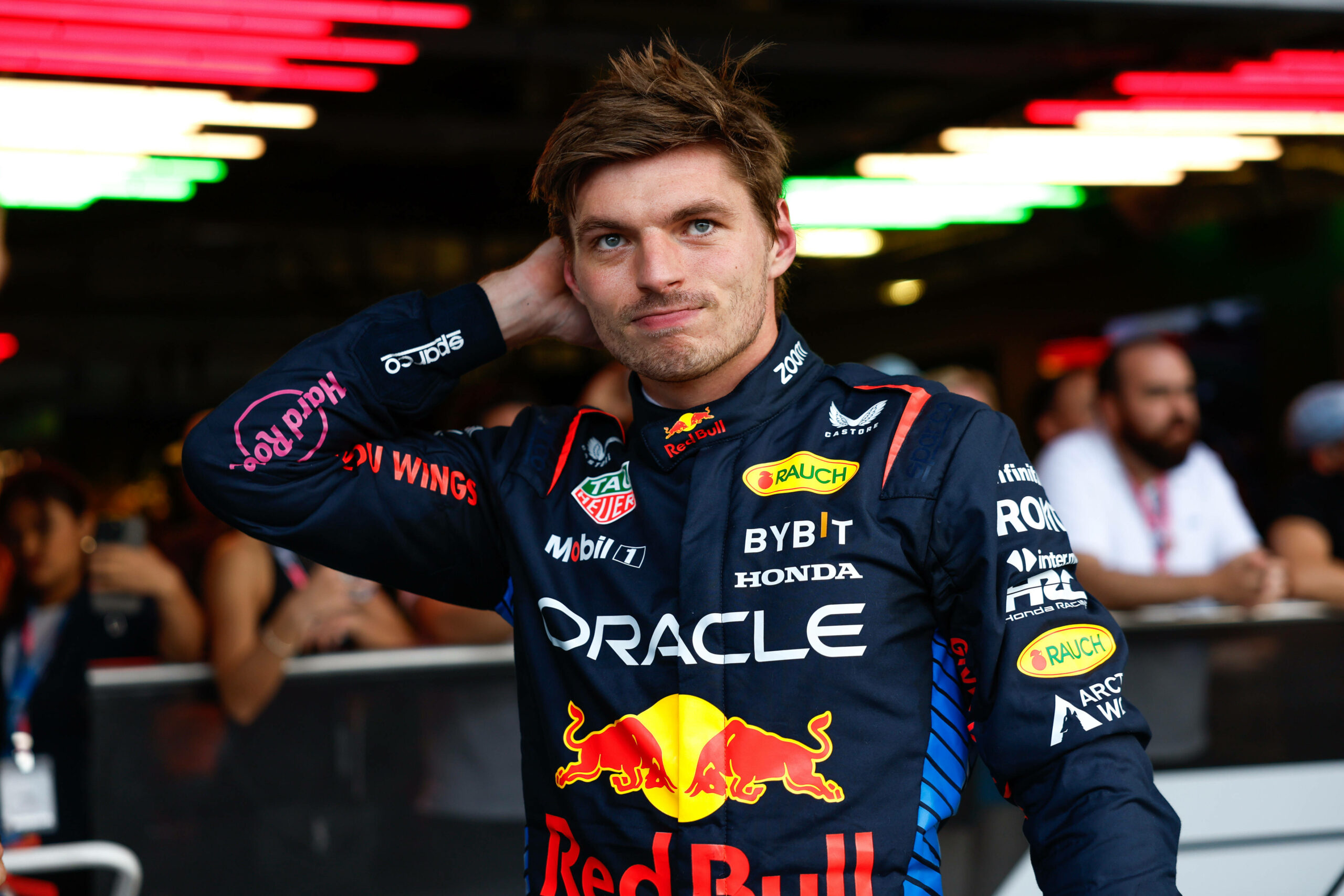 Max Verstappen in Kleidung von Red Bull fährt sich verzweifelt durch die Haare