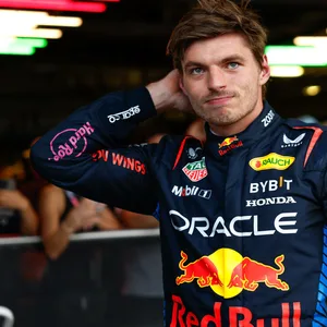 Max Verstappen in Kleidung von Red Bull fährt sich verzweifelt durch die Haare