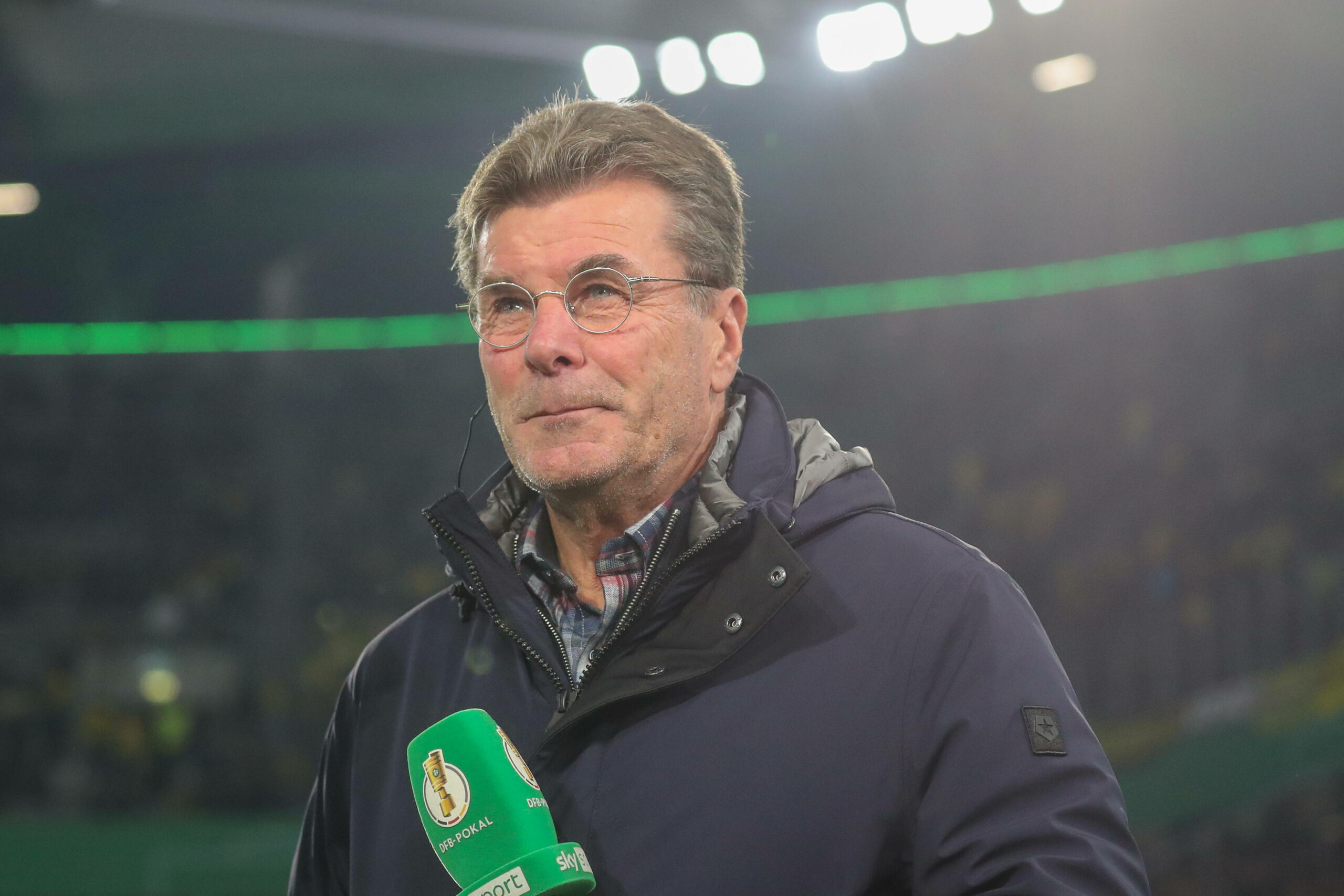 Dieter Hecking am TV-Mikro beim Pokalspiel in Wolfsburg