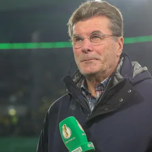Dieter Hecking am TV-Mikro beim Pokalspiel in Wolfsburg