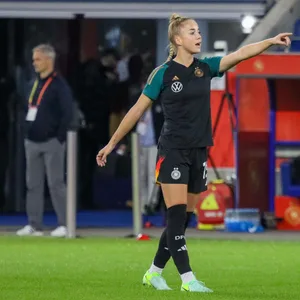 Giulia Gwinn gibt Anweisungen