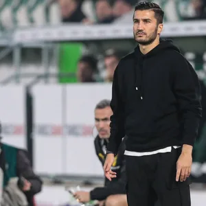 BVB-Trainer Nuri Sahin steht frustriert guckend an der Seitenlinie