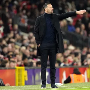 Ruud van Nistelrooy, Interimstrainer bei Manchester United, gestikuliert an der Seitenlinie