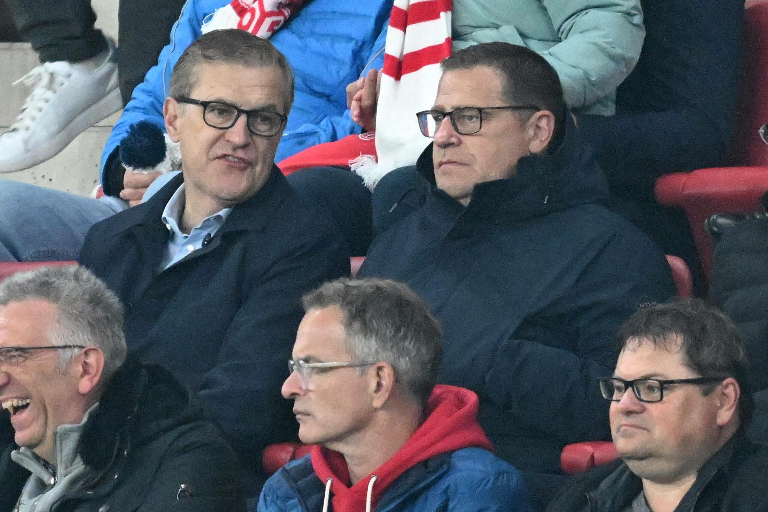 Jan-Christian Dreesen und Max Eberl unterhalten sich auf der Tribüne