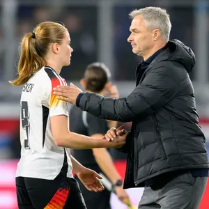 Bundestrainer Christian Wück klatscht Sjoeke Nüsken nach dem Länderspiel gegen Australien ab.