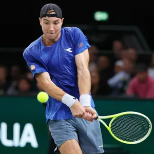 Jan-Lennard Struff führt einen Schlag aus