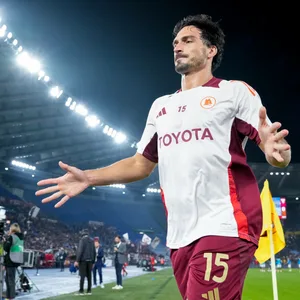 Mats Hummels breitet die Arme aus