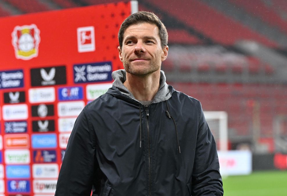 Xabi Alonso vor der Bayer Werbebande