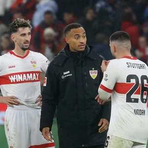 Jamie Leweling unterhält sich mit Deniz Undav