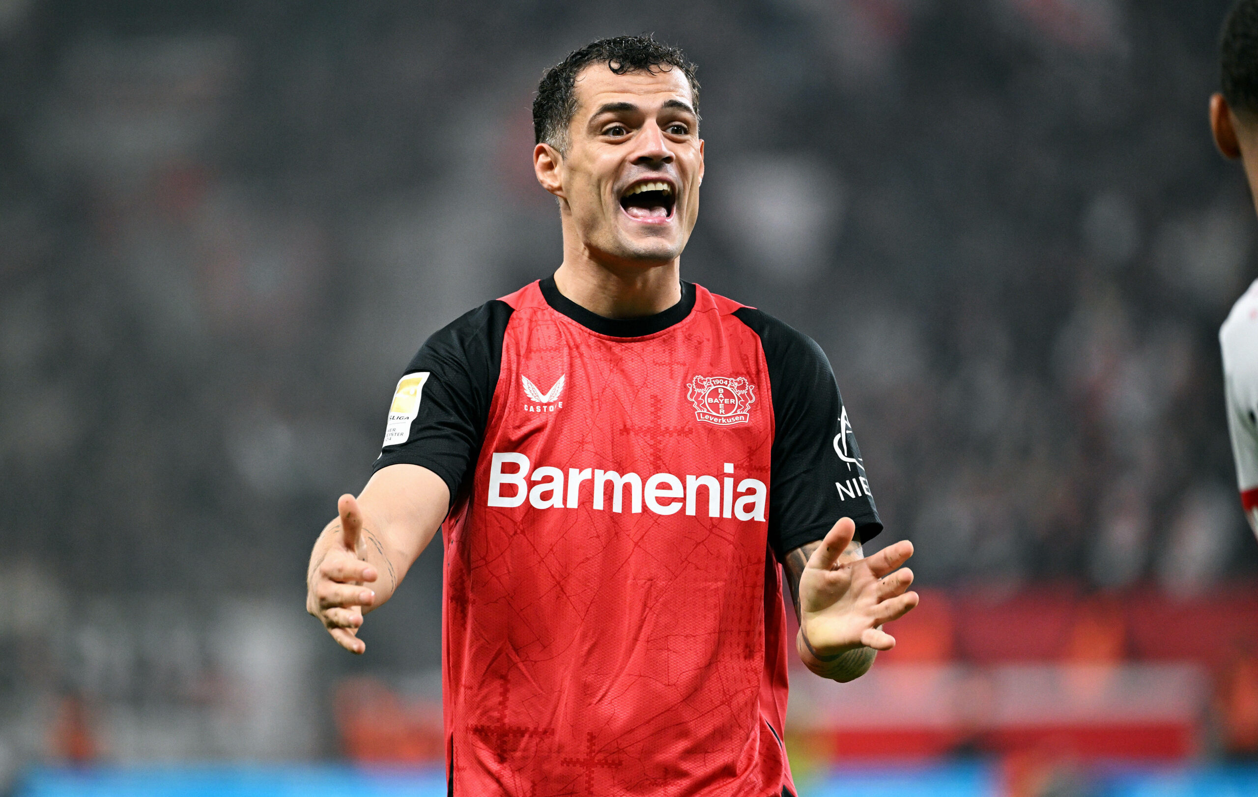 Granit Xhaka im Trikot von Bayer Leverkusen gestikuliert und schreit während des Spiels gegen den VfB Stuttgart