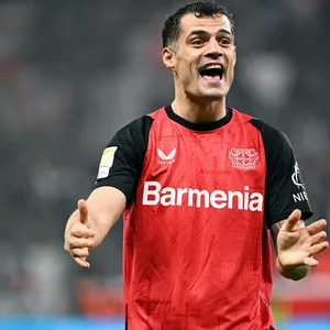Granit Xhaka im Trikot von Bayer Leverkusen gestikuliert und schreit während des Spiels gegen den VfB Stuttgart