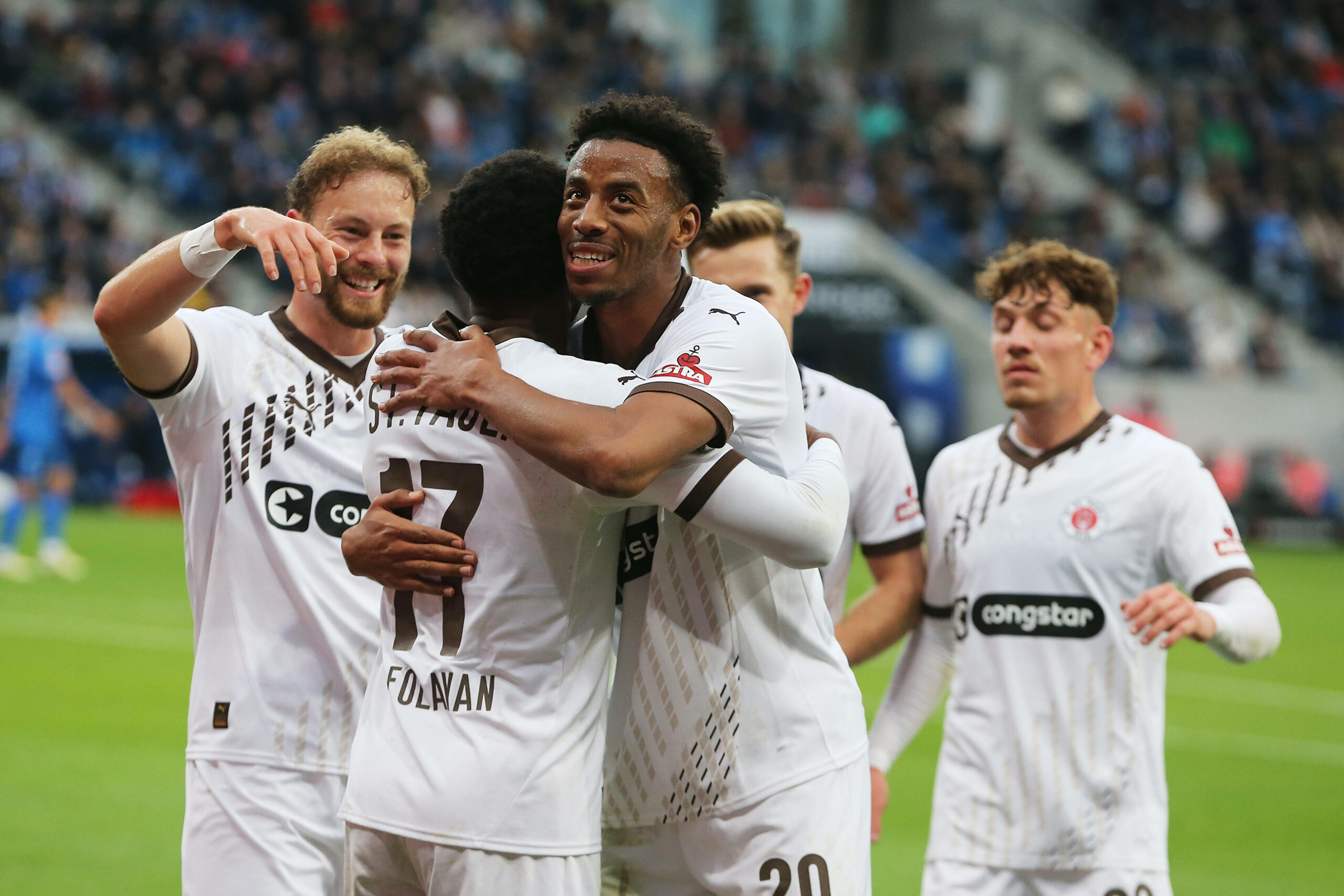 Mannschaft des FC St. Pauli feiert