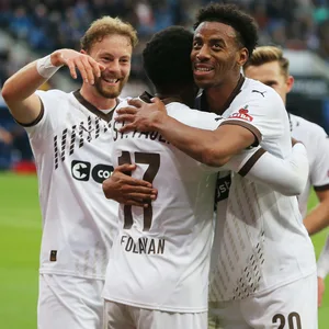 Mannschaft des FC St. Pauli feiert