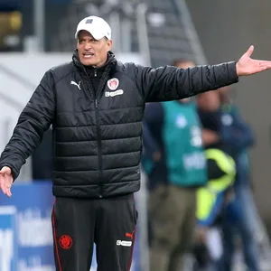 Alexander Blessing (Trainer des FC St. Pauli) gestikuliert unzufrieden