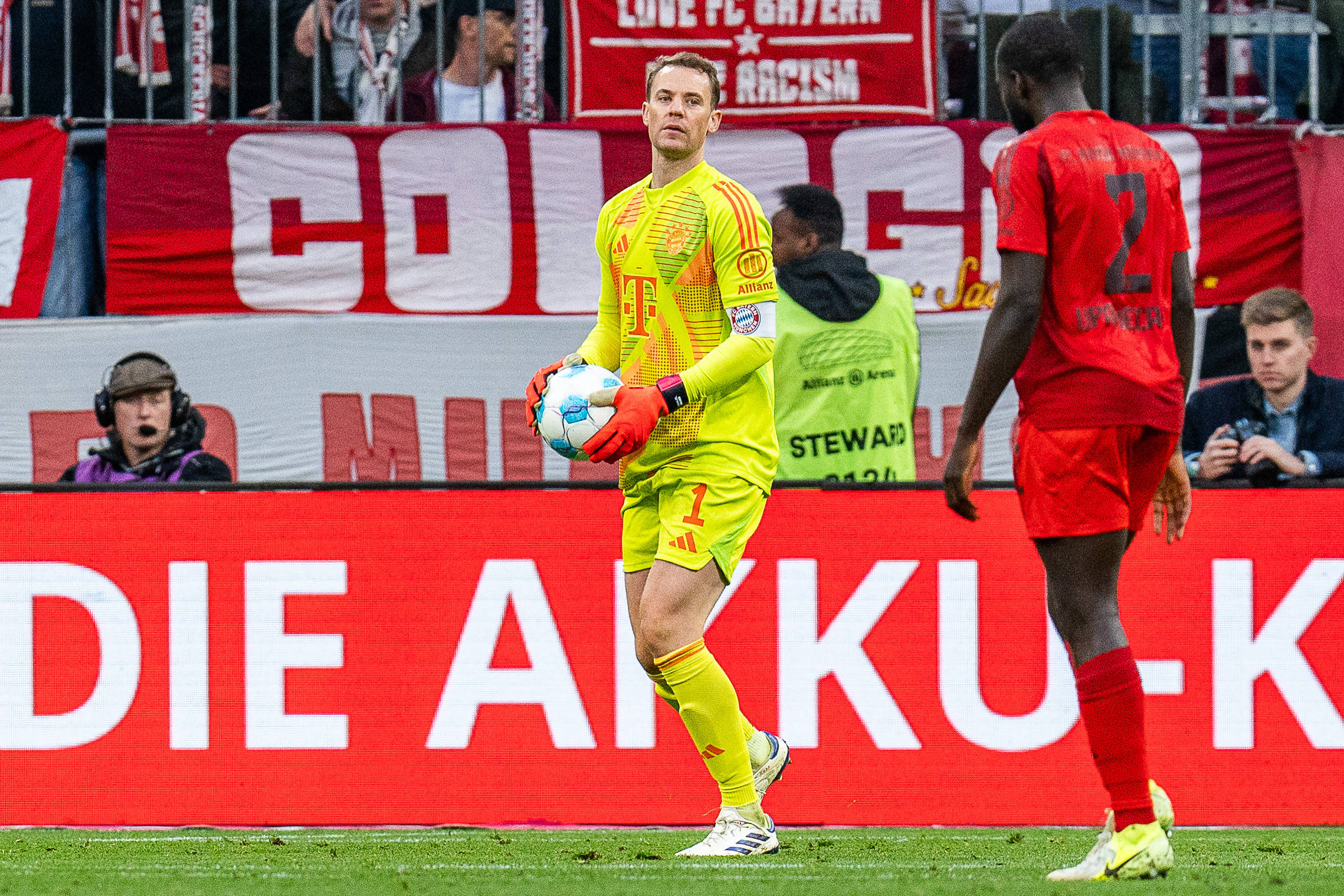 Manuel Neuer hat den Ball in den Händen beim Spiel gegen Union Berlin, Dayot Upamecano geht auf ihn zu