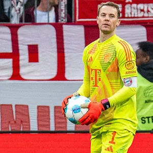 Manuel Neuer hat den Ball in den Händen beim Spiel gegen Union Berlin, Dayot Upamecano geht auf ihn zu