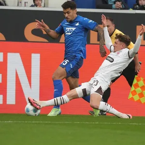 Philipp Treu grätscht gegen Hoffenheims Gendrey