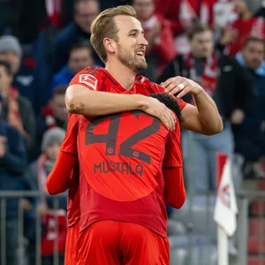 Harry Kane umarmt Jamal Musiala