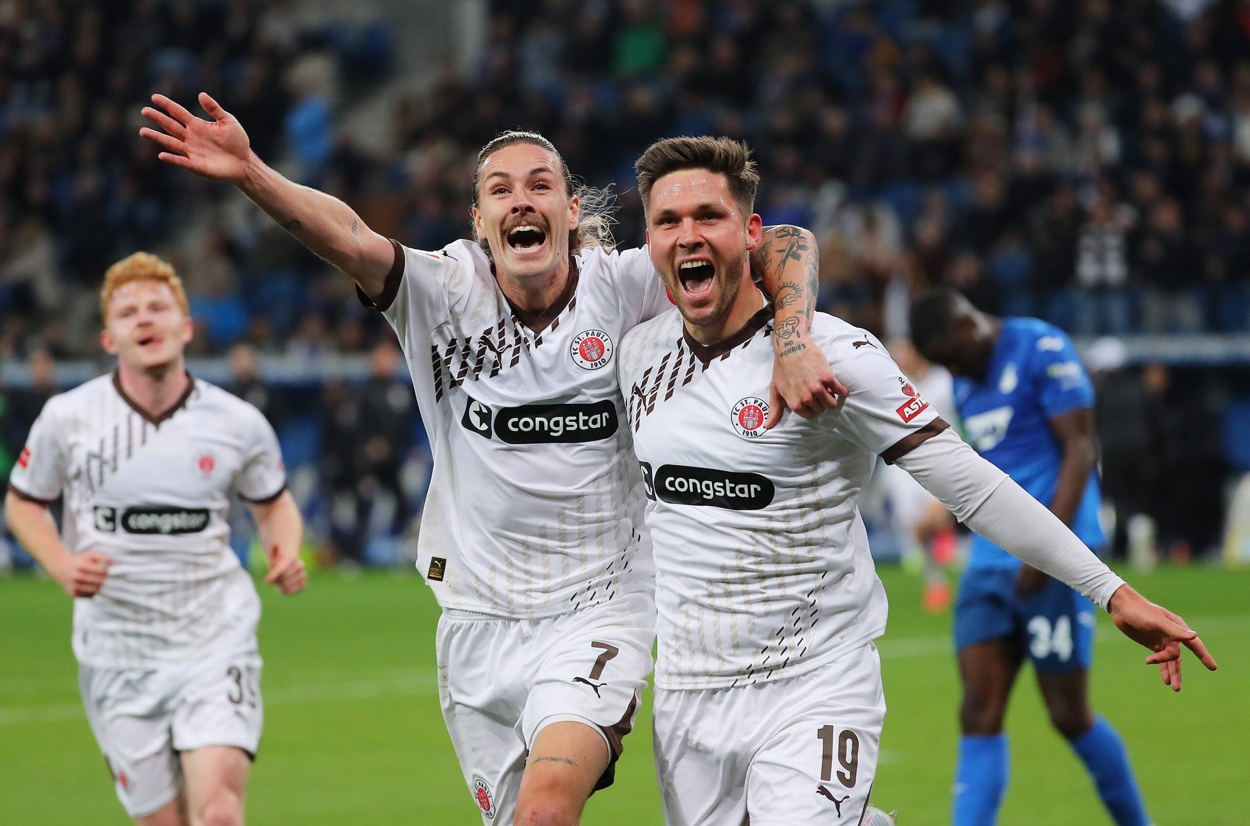 Jackson Irvine und Andreas Albers bejubeln das 2:0 in Hoffenheim