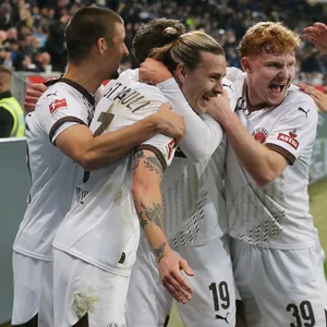 Mannschaft vom FC St. Pauli feiert den Auswärtssieg gegen Hoffenheim