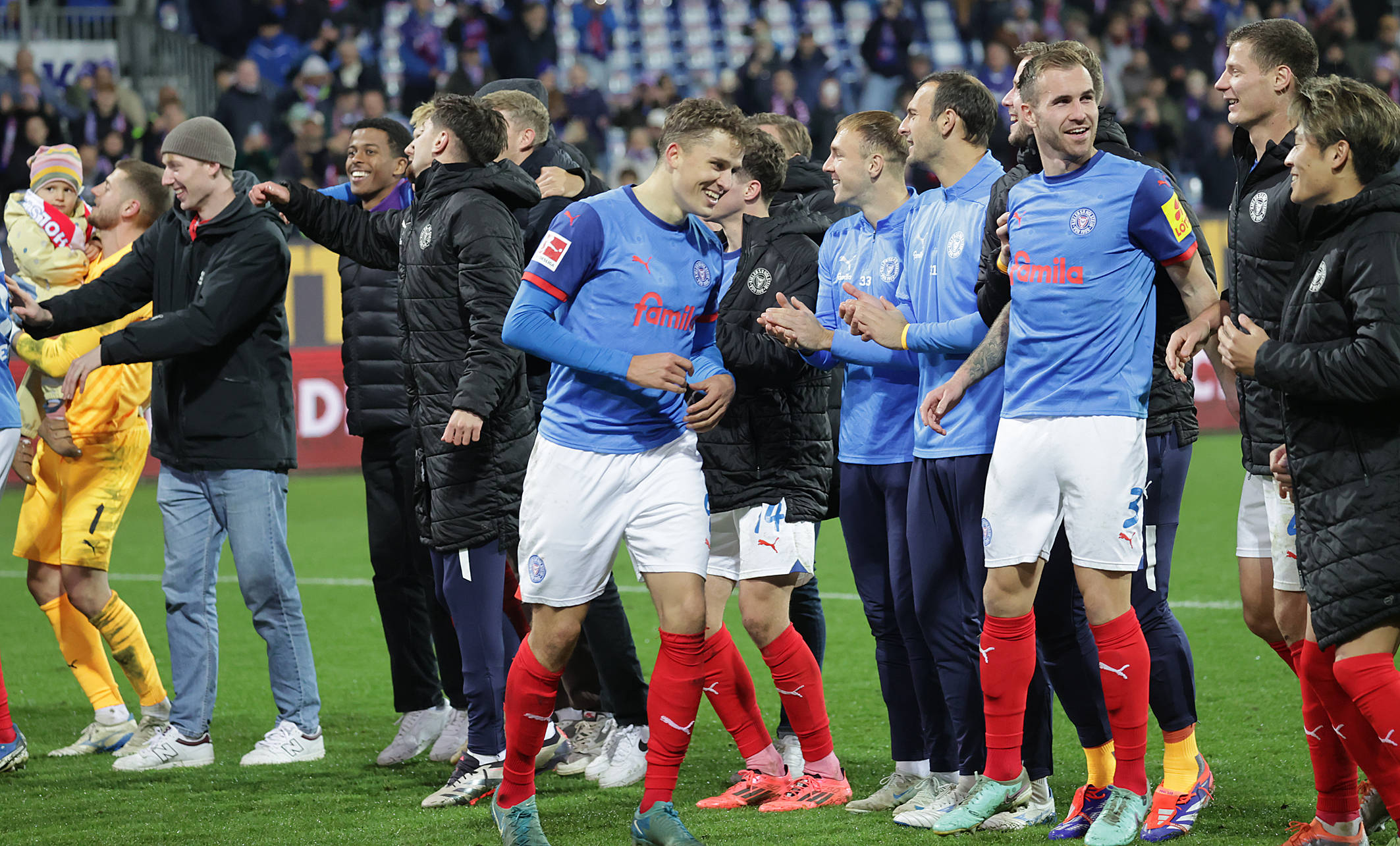 Die Mannschaft von Holstein Kiel feiert nach dem Sieg gegen Heidenheim