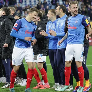 Die Mannschaft von Holstein Kiel feiert nach dem Sieg gegen Heidenheim