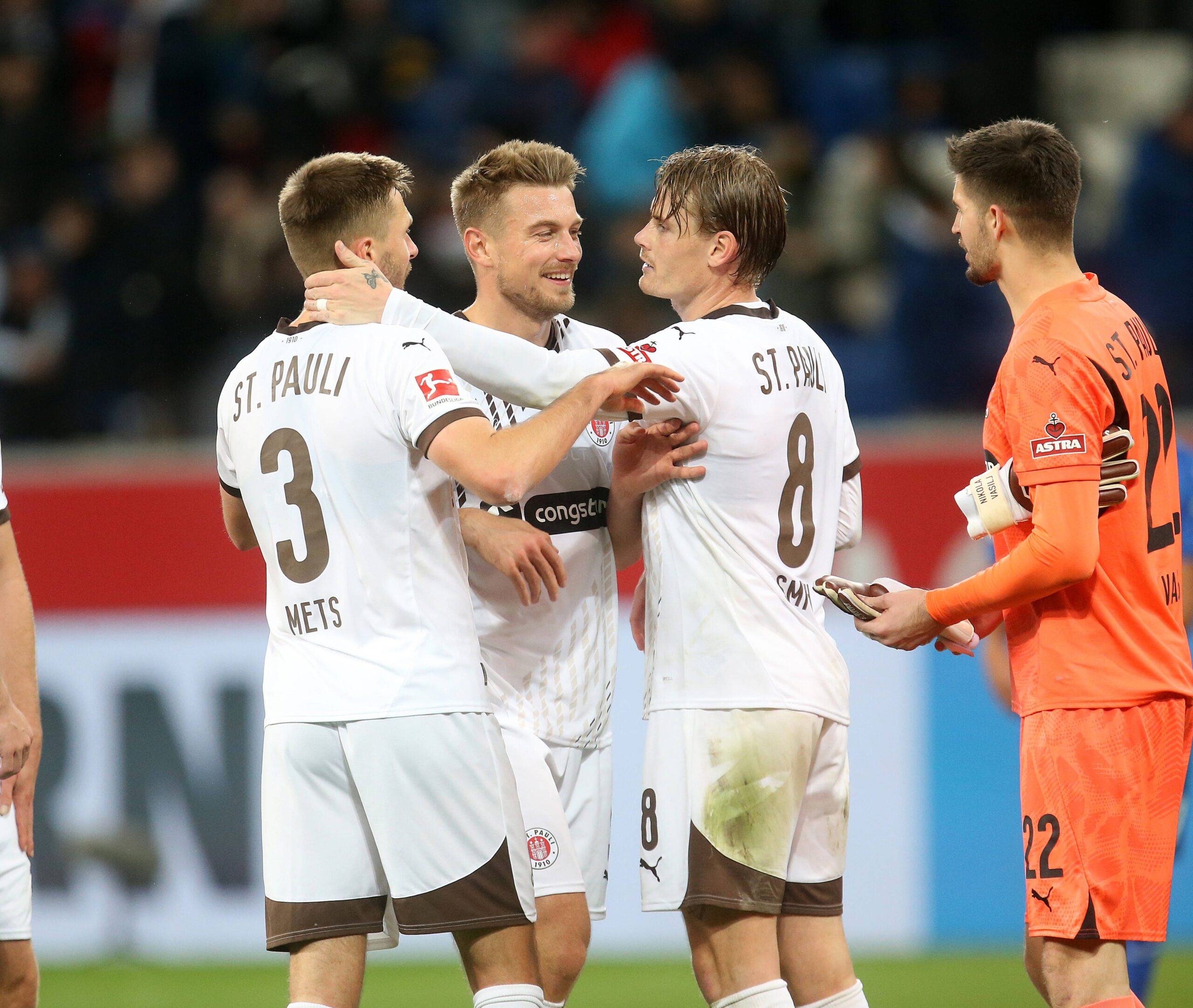 Karol Mets, Hauke Wahl, Eric Smith und Niko Vasilj nach dem Sieg in Hoffenheim