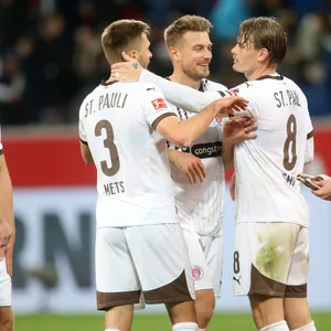 Karol Mets, Hauke Wahl, Eric Smith und Niko Vasilj nach dem Sieg in Hoffenheim