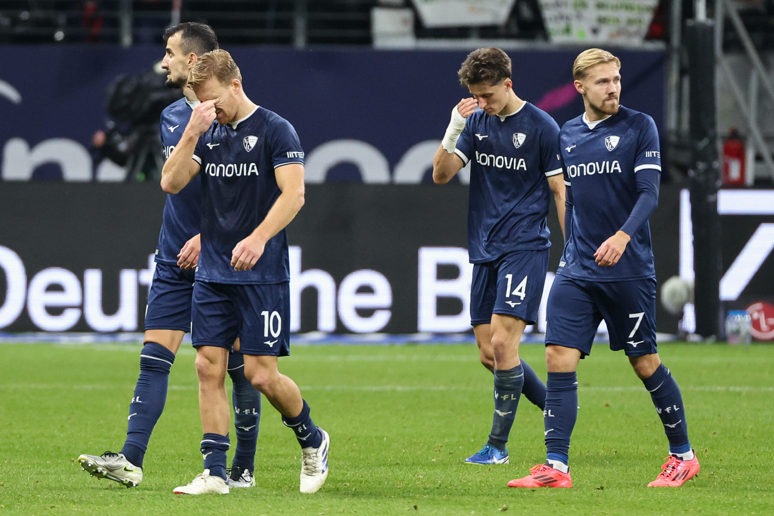 Bochums Spieler schleichen enttäuscht vom Platz