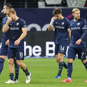 Bochums Spieler schleichen enttäuscht vom Platz