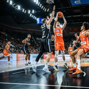 Niklas Wimberg setzt zum Block gegen Philipp Herkenhoff an