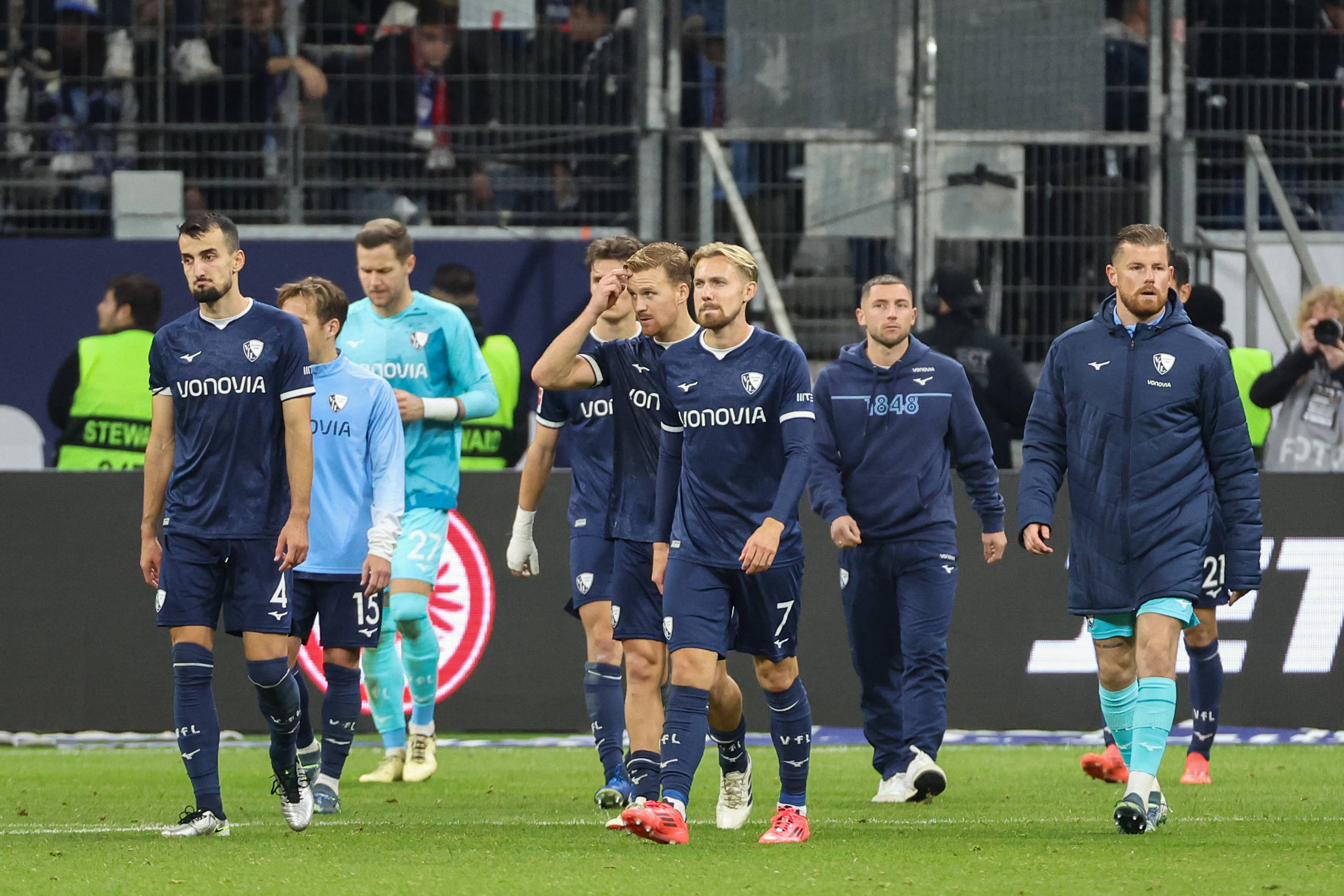 Mannschaft des VfL Bochum geht enttäuscht nach der Niederlage gegen Eintracht Frankfurt über den Platz