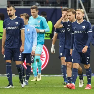 Mannschaft des VfL Bochum geht enttäuscht nach der Niederlage gegen Eintracht Frankfurt über den Platz