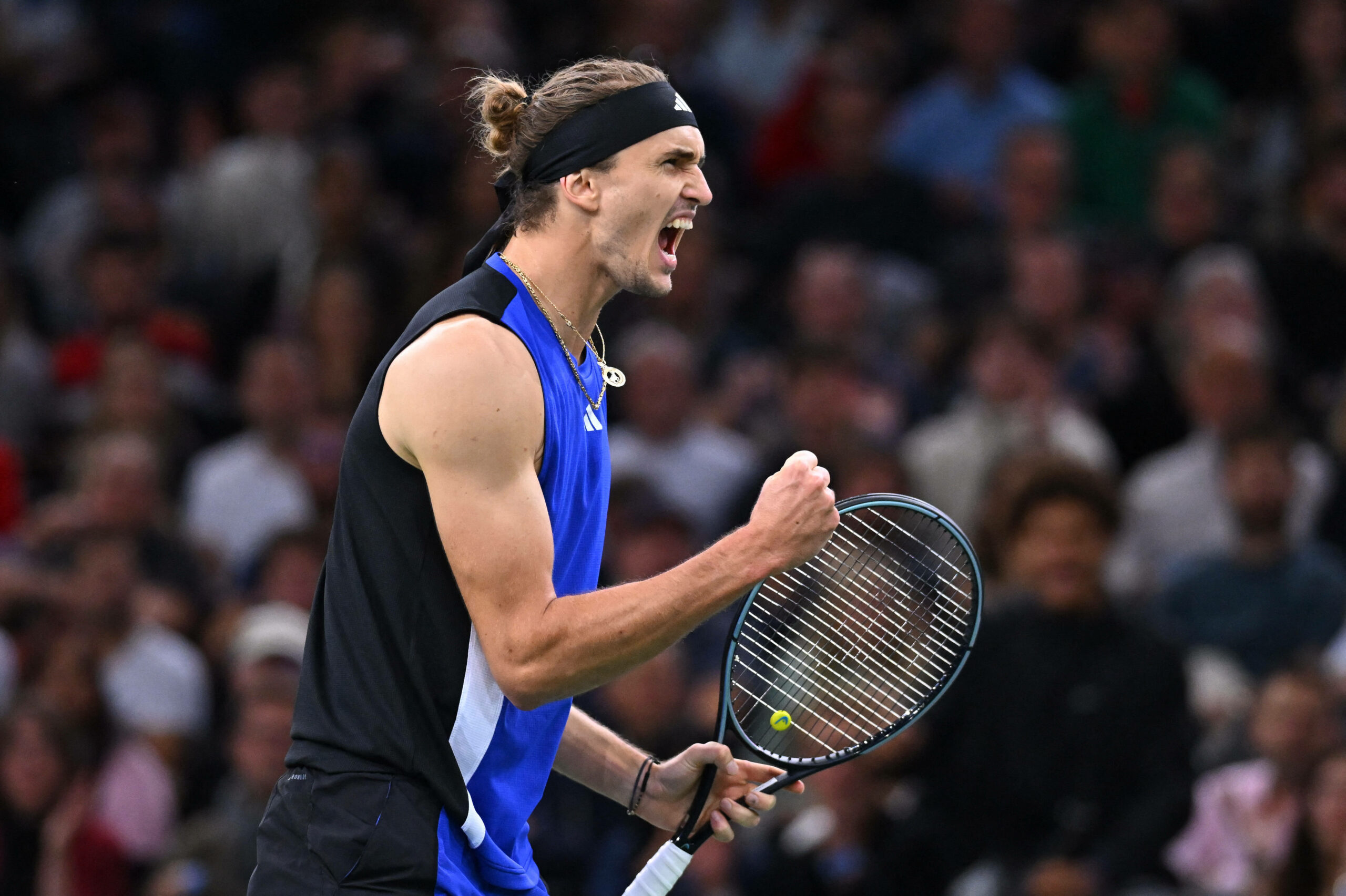 Alexander Zverev ballt seine Faust zum Jubel, in der anderen Hand hält er einen Tennisschläger