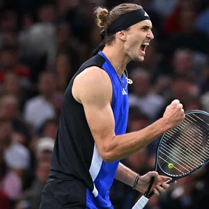 Alexander Zverev ballt seine Faust zum Jubel, in der anderen Hand hält er einen Tennisschläger