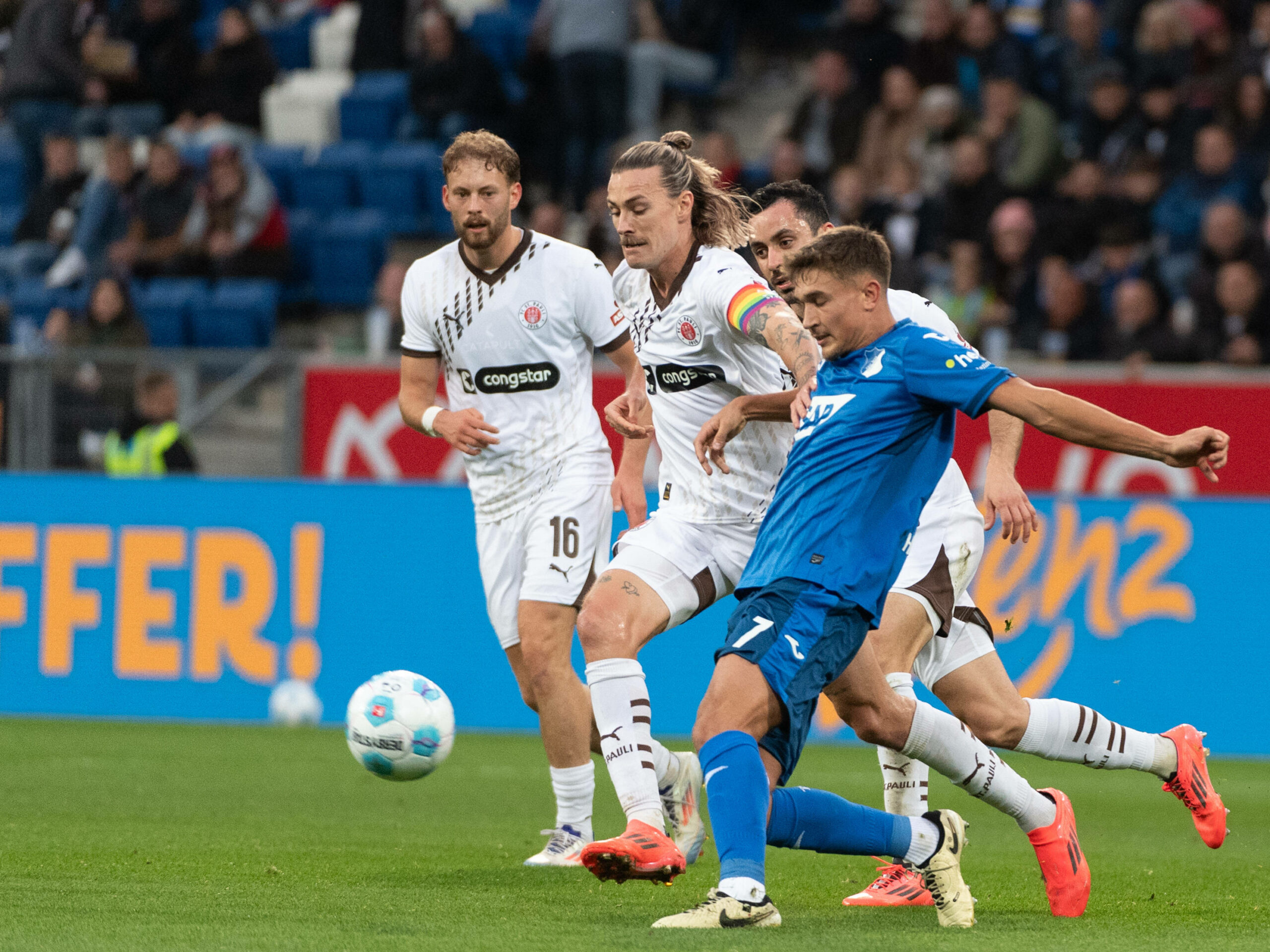 Carlo Boukhalfa schaut Jackson Irvine beim Zweikampf mit Hoffenheims Tom Bischof zu.