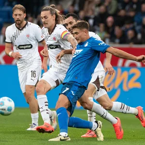 Carlo Boukhalfa schaut Jackson Irvine beim Zweikampf mit Hoffenheims Tom Bischof zu.
