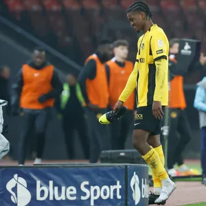 Joel Monteiro geht mit gesenktem Kopf und seinem Schuh in der Hand vom Platz