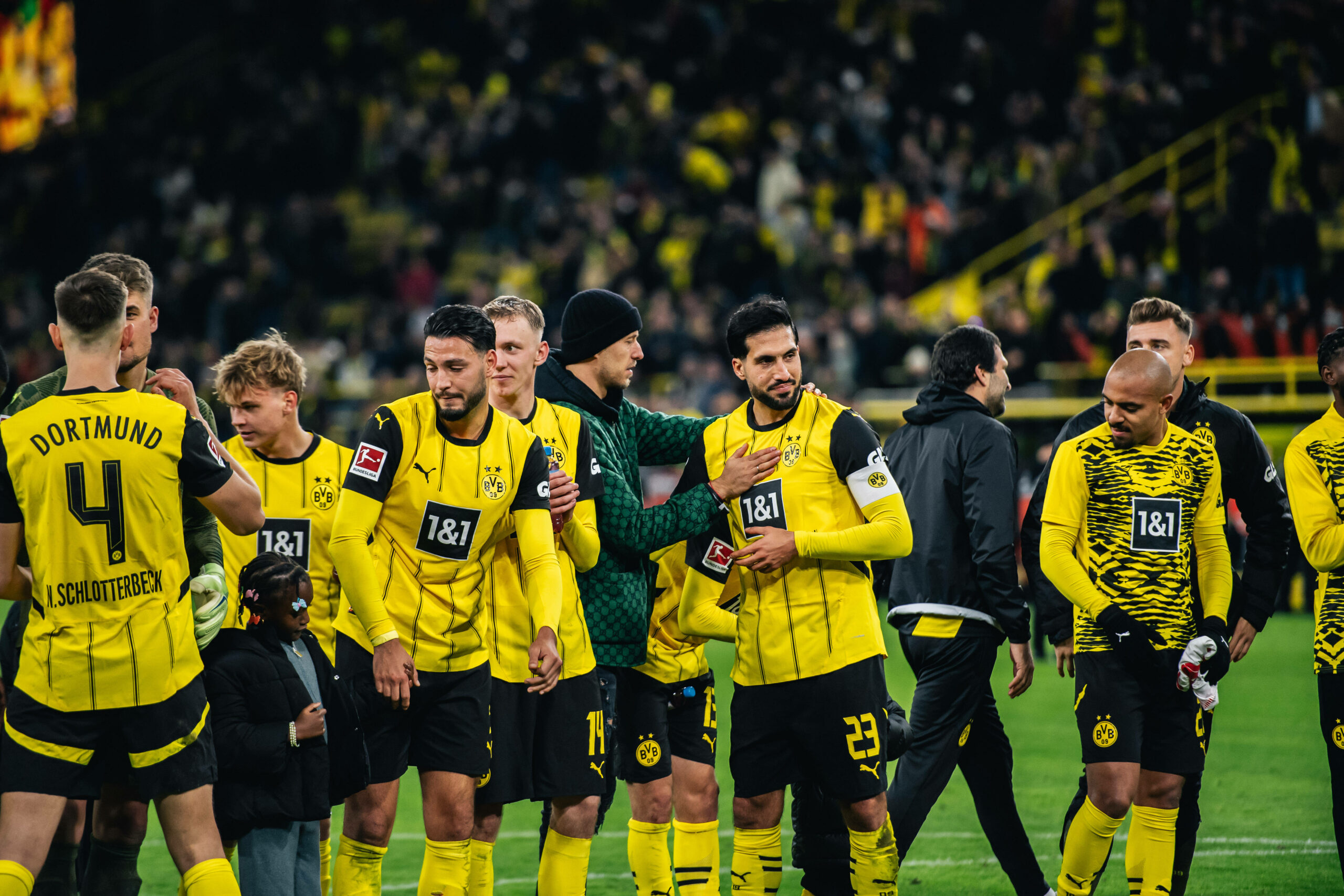 Emre Can (Nr. 23) feiert mit den BVB-Kollegen vor der Südtribüne.