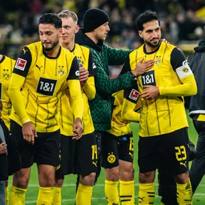 Emre Can (Nr. 23) feiert mit den BVB-Kollegen vor der Südtribüne.