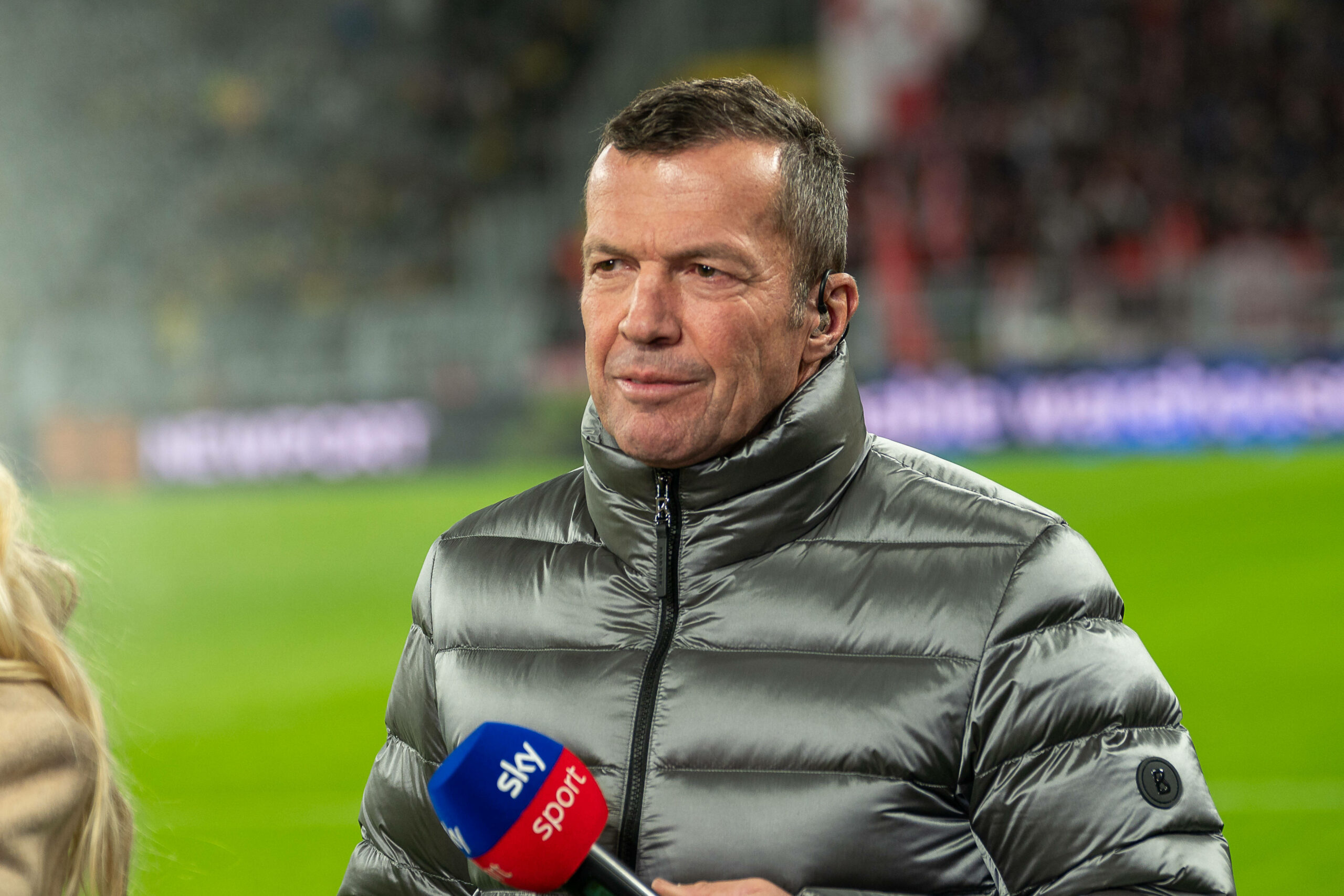 Lothar Matthäus im Stadion mit Sky-Mikrofon in der Hand